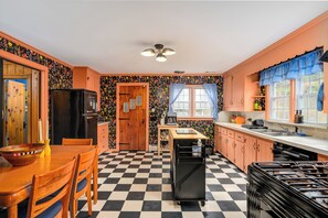 ثلاجة، ميكروويف، فرن، موقد طهي مسطح