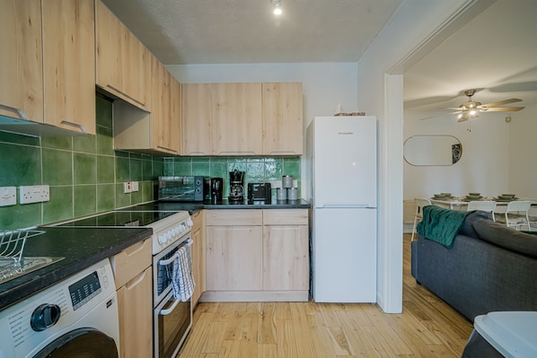 Refrigerador, microondas, horno, placa de cocina