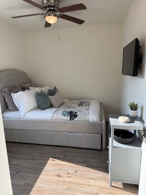 2 室のベッドルーム、アイロン / アイロン台、WiFi、ベッドシーツ