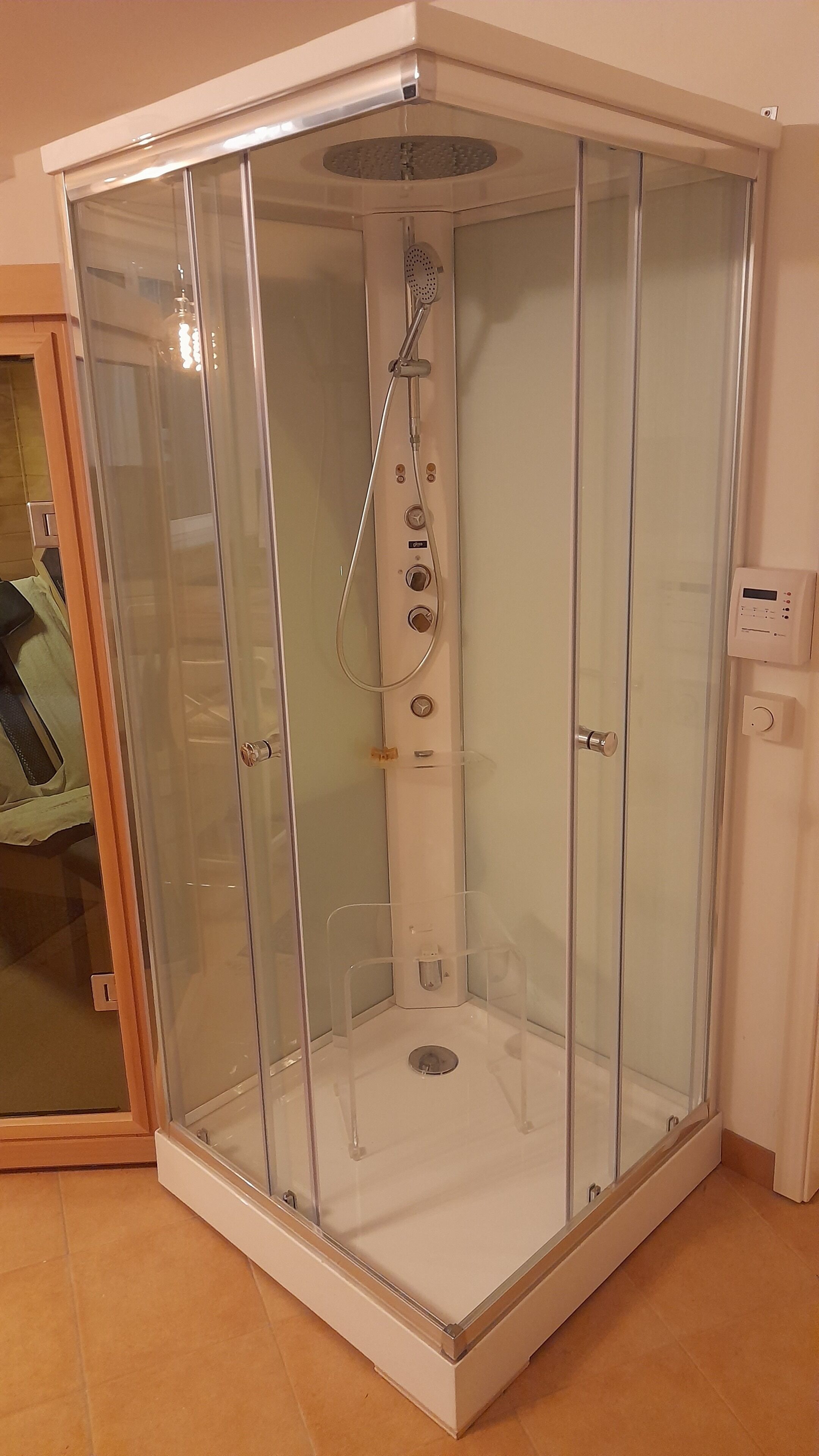 Toallas, jabón, papel de baño 