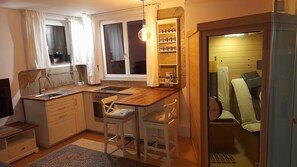 Réfrigérateur, un four, surface de cuisson, lave-vaisselle