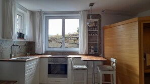 Réfrigérateur, un four, surface de cuisson, lave-vaisselle