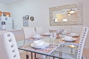 Dining - Plunge Pool Oasis~Bella Vida Resort~Close to Parks (Kissimmee)