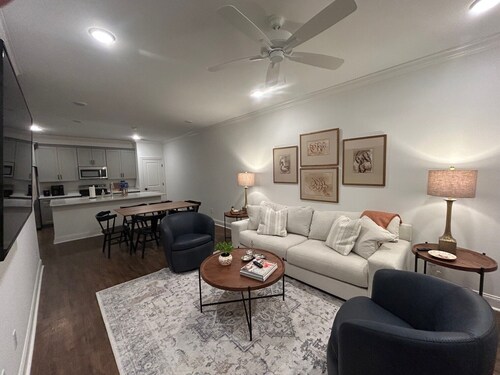 Oxford Townhome, 3 Master Suites, Minutes to Campus & Square!