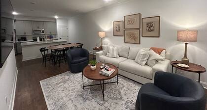 Oxford Townhome, 3 Master Suites, Minutes to Campus & Square!