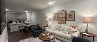 Oxford Townhome, 3 Master Suites, Minutes to Campus & Square!