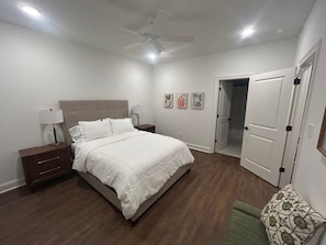 3 slaapkamers, een strijkplank/strijkijzer, wifi, beddengoed