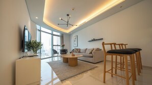 Ein modernes Wohnzimmer mit einer Couch, einem Couchtisch und Holzstühlen.