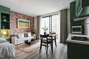 Ein modernes Wohnzimmer mit einer Ziegelfassade, einer Couch, einem Couchtisch und einem Essbereich mit Stühlen.