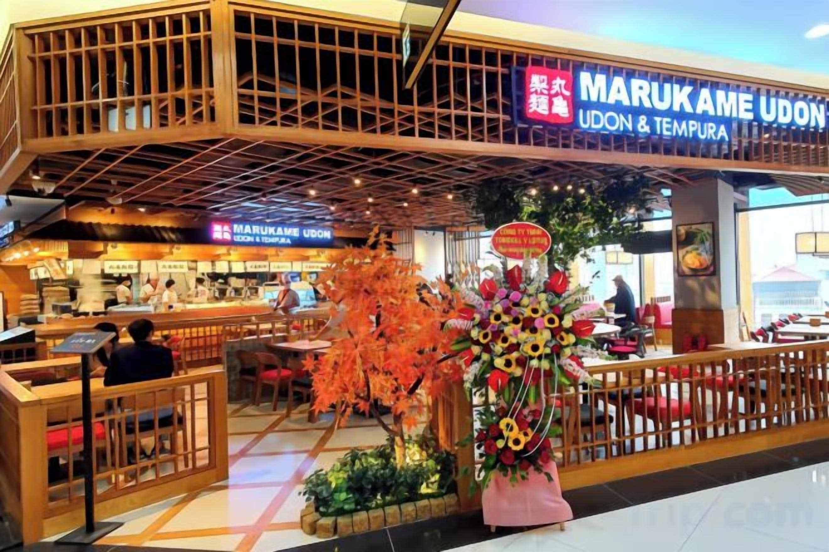 Un restaurant dans un centre commercial, dont l’enseigne indique « MARUKAME UDON & TEMPURA ».