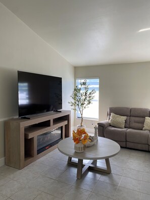 Smart TV, fireplace