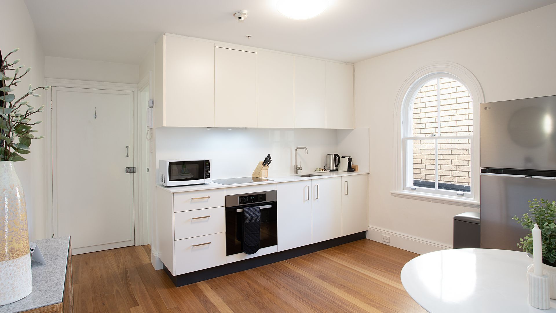 Refrigerador, microondas, horno y parrilla de estufa 