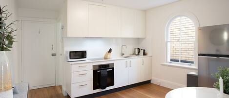 雪櫃、微波爐、焗爐、爐具