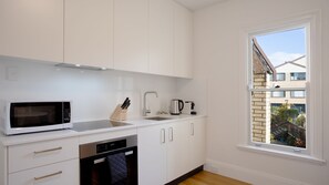 Frigorifero, microonde, forno, piano cottura