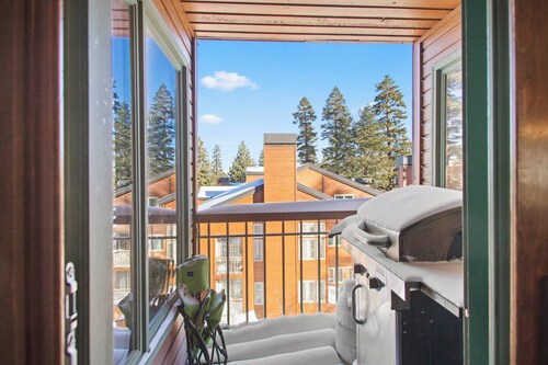 Corner 3BD +Loft! Walk to Canyon and The Village!