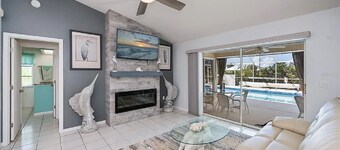 Beautiful 3-bedroom Pool home on Canal in wonderful Rotonda West, Close to Beach