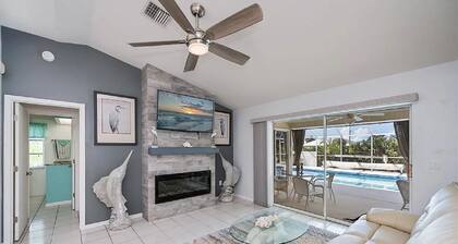 Beautiful 3-bedroom Pool home on Canal in wonderful Rotonda West, Close to Beach