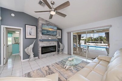Beautiful 3-bedroom Pool home on Canal in wonderful Rotonda West, Close to Beach