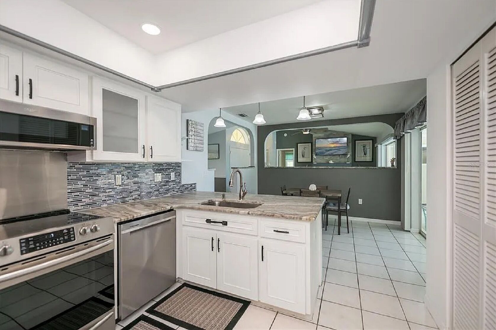 ثلاجة، ميكروويف، فرن، موقد طهي مسطح