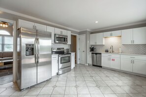 ثلاجة، ميكروويف، فرن، موقد طهي مسطح