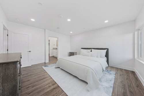 Unwind in this stylish, newly renovated 1-bedroom suite near Topaz Lake.