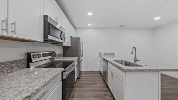 Kühlschrank, Mikrowelle, Ofen, Geschirrspüler