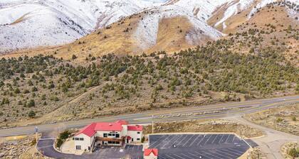 Unwind in this stylish, newly renovated 1-bedroom suite near Topaz Lake.