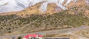 Unwind in this stylish, newly renovated 1-bedroom suite near Topaz Lake.