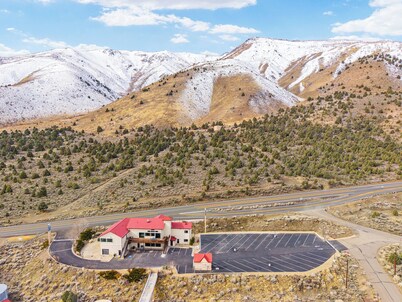 Unwind in this stylish, newly renovated 1-bedroom suite near Topaz Lake.