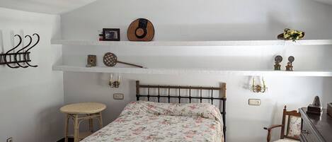 Tabla de planchar con plancha, wifi y ropa de cama