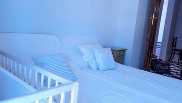Planxa i posts de planxar, wifi i roba de llit