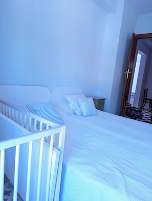 Tabla de planchar con plancha, wifi, ropa de cama
