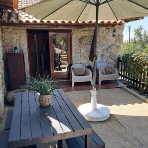 Outdoor dining - Casa das Cerejeiras near Gerês (Terras de Bouro)