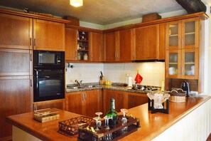 Fridge, microwave, oven, coffee/tea maker - Casa das Cerejeiras near Gerês (Terras de Bouro)