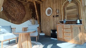 Une pièce avec un mur en bois, une table ronde et un canapé.