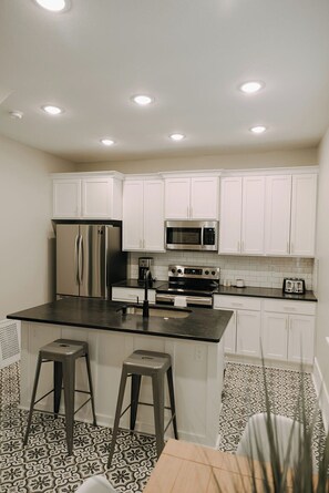 Réfrigérateur, four à micro-ondes, un four, surface de cuisson