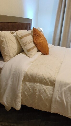 2 bedrooms, iron/ironing board, WiFi, bed sheets