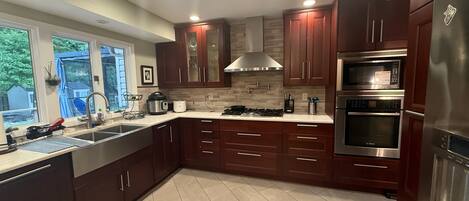 Micro-ondes, four, plaque de cuisson, lave-vaisselle