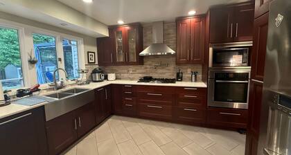 Serene bed & breakfast with AC in charming Fairfax