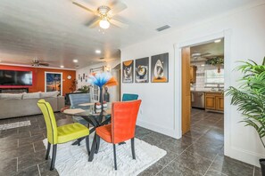 Dining - Your Private Paradise:Resort style-5mins to fun! 10mins to Sand! 7min to airport (Sarasota)