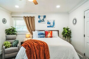 Iron/ironing board, WiFi, bed sheets - Your Private Paradise:Resort style-5mins to fun! 10mins to Sand! 7min to airport (Sarasota)