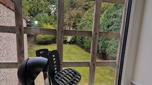 A yellow mug with kitchen utensils on a windowsill. - Spacious 4BR Home w/ Parking – Family-Friendly (Birstall)
