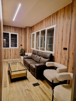 Deluxe Shared Dormitory | Living area