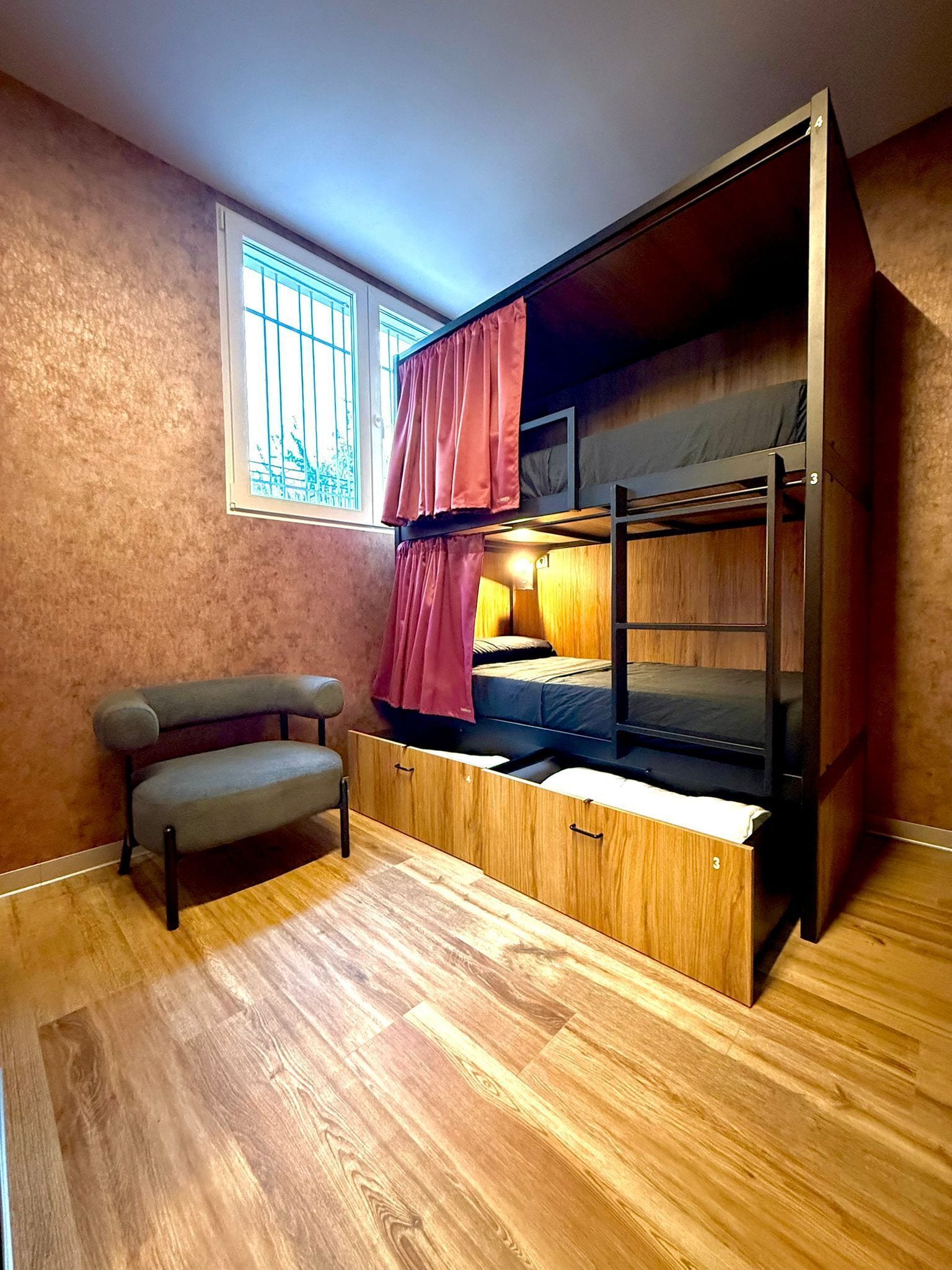 Slaapzaal | Woonruimte | Een 72-inch ledtelevisie met digitale zenders