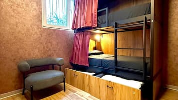 Slaapzaal | Woonruimte | Een 72-inch ledtelevisie met digitale zenders