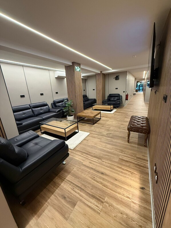 Dormitorio compartido Deluxe | Área de sala de estar | Televisión LED de 72 pulgadas con canales digitales 