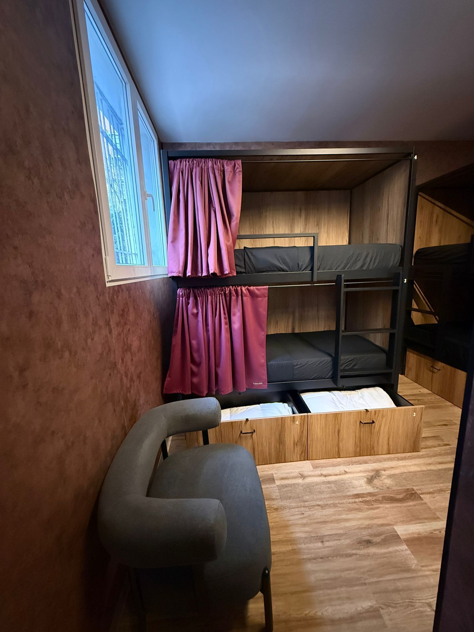 Slaapzaal | Hypoallergeen beddengoed, individueel gedecoreerd, een bureau