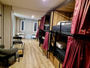 Dormitorio compartido Deluxe | Ropa de cama hipoalergénica, decoración personalizada y escritorio 