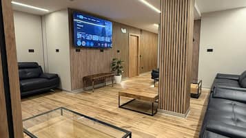 Slaapzaal | Woonruimte | Een 72-inch ledtelevisie met digitale zenders