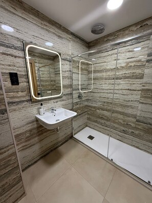 Bathroom - Velvet Hostel Business (Madrid)